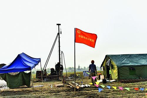 中國(guó)地質(zhì)調(diào)查局在安新縣北六村田野中開(kāi)展地質(zhì)測(cè)量。攝影 劉向陽(yáng)