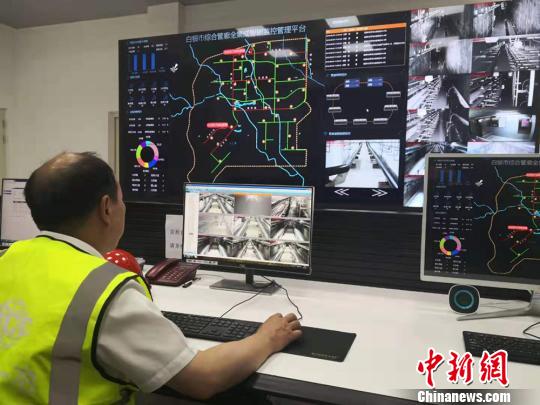 圖為白銀綜合地下管廊總控室工作人員正在進行氧氣、濕度、溫度等監(jiān)測?！「呖档?攝