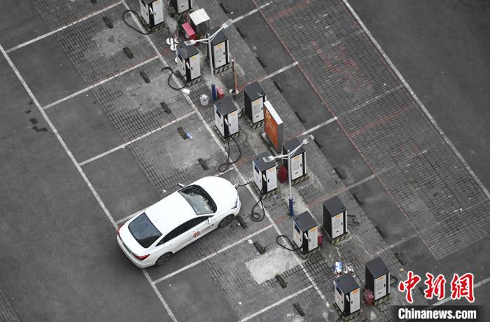 資料圖：重慶大渡口一停車場內(nèi)，車輛正在充電樁處進行充電。<a target='_blank' href='/'>中新社</a>記者 陳超 攝